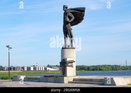 VELIKY NOVGOROD, RUSSIE - 15 JUILLET 2023 : Monument au prince Alexandre Nevski sur le remblai de la rivière Volkhov par une journée ensoleillée de juillet Banque D'Images