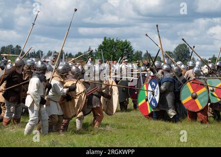 RÉGION DE TVER, RUSSIE - 21 JUILLET 2023 : reconstitution de la bataille médiévale au début d'un après-midi d'été. Festival historique 'Epic Coast-2023' Banque D'Images