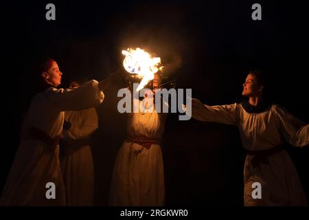 TVER OBLAST - 21 JUILLET 2023 : Jeux de nuit avec feu. Un fragment d'une gueule de feu au festival historique 'Epic Coast-2023' Banque D'Images