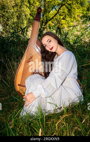 Jeune femme ukrainienne dans une robe blanche et avec des cheveux fluides Banque D'Images