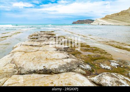 Panoramique de la Scala dei Turchi ou escalier des Turcs ou marches turques, falaise rocheuse formée par Marne, sur la côte de Realmonte en Sicile, Italie Banque D'Images