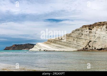 Panoramique de la Scala dei Turchi ou escalier des Turcs ou marches turques, falaise rocheuse formée par Marne, sur la côte de Realmonte en Sicile, Italie Banque D'Images