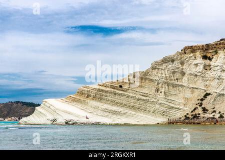 Une femme seule sur la Scala dei Turchi ou escalier des Turcs ou marches turques, falaise rocheuse formée par des marnes, sur la côte de Realmonte en Sicile, Italie Banque D'Images