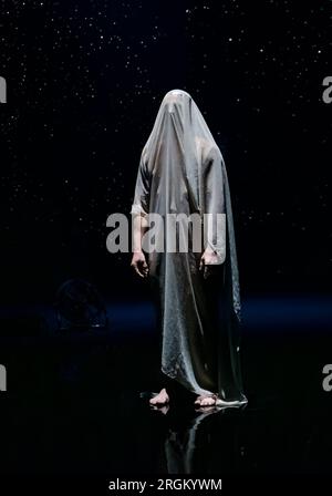 Murrayfield Ice Rink, Édimbourg, Écosse, Royaume-Uni, 10 août 2023. Circus Dance Company Recirquel présente IMA (Pray), une performance de cirque acrobatique aérienne. Crédit : Sally Anderson/Alamy Live News Banque D'Images