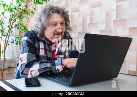 Portrait d'un homme âgé de 60 ou 70 ans travaillant à l'ordinateur, gros plan Banque D'Images