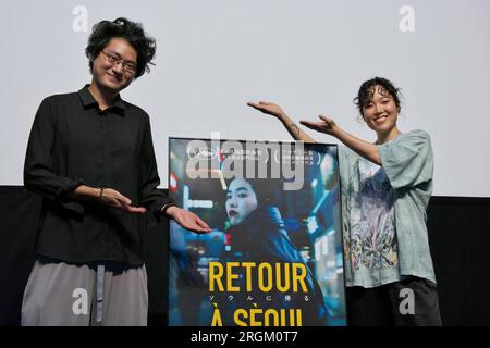 Tokyo, Japon. 10 août 2023. Le réalisateur franco-cambodgien Davy Chou et l'artiste et actrice franco-coréenne Park Ji-min assistent à une salutation sur scène pour le film "Retour à Séoul" à Tokyo, Japon, le jeudi 10 août 2023. Photo de Keizo Mori/UPI crédit : UPI/Alamy Live News Banque D'Images