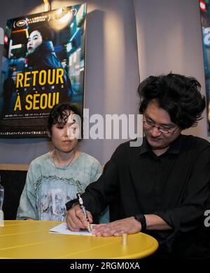 Tokyo, Japon. 10 août 2023. Le réalisateur franco-cambodgien Davy Chou et l'artiste et actrice franco-coréenne Park Ji-min assistent à une salutation sur scène pour le film "Retour à Séoul" à Tokyo, Japon, le jeudi 10 août 2023. Photo de Keizo Mori/UPI crédit : UPI/Alamy Live News Banque D'Images