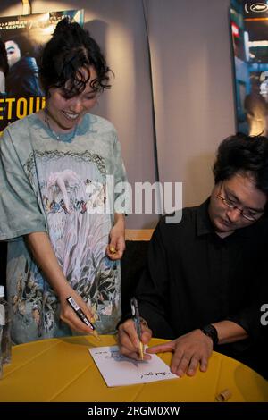 Tokyo, Japon. 10 août 2023. Le réalisateur franco-cambodgien Davy Chou et l'artiste et actrice franco-coréenne Park Ji-min assistent à une salutation sur scène pour le film "Retour à Séoul" à Tokyo, Japon, le jeudi 10 août 2023. Photo de Keizo Mori/UPI crédit : UPI/Alamy Live News Banque D'Images