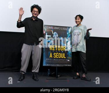 Tokyo, Japon. 10 août 2023. Le réalisateur franco-cambodgien Davy Chou et l'artiste et actrice franco-coréenne Park Ji-min assistent à une salutation sur scène pour le film "Retour à Séoul" à Tokyo, Japon, le jeudi 10 août 2023. Photo de Keizo Mori/UPI crédit : UPI/Alamy Live News Banque D'Images