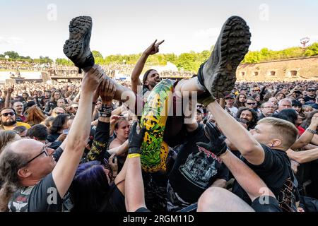 Jaromer, République tchèque. 10 août 2023. Le festival brutal Assault se concentre sur le Metal à la forteresse Josefov à Jaromer, en République tchèque, le 10 août 2023. Crédit : David Tanecek/CTK photo/Alamy Live News Banque D'Images