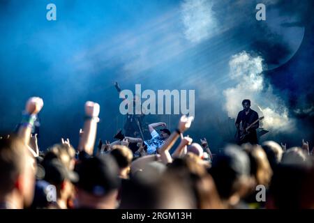 Jaromer, République tchèque. 10 août 2023. Le groupe de musique portugais Moonspell se produit lors du festival brutal Assault axé sur le Metal, le 10 août 2023, à la forteresse Josefov à Jaromer, en République tchèque. Crédit : David Tanecek/CTK photo/Alamy Live News Banque D'Images