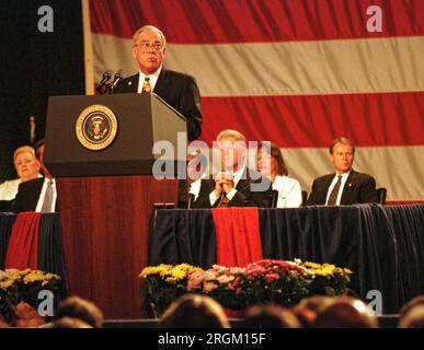 Le gouverneur Paul Patton parle des soins de santé dans l'État du Kentucky lors d'une visite du président Bill Clinton le lundi 10 août 1998 au Commonwealth Convention Center à Louisville, Jefferson County, Kentucky, États-Unis. Le président se rend au Kentucky pour promouvoir sa proposition de loi sur les droits des patients et faire campagne pour le candidat démocrate au Congrès Scotty Baesler. (Photo APEX MediaWire par Billy Suratt) Banque D'Images