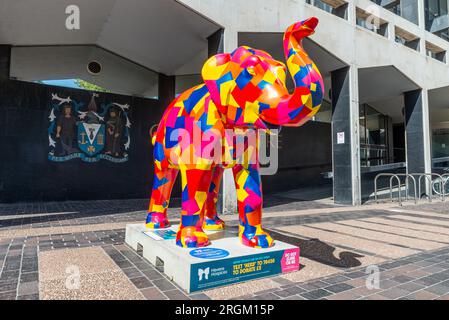 Événement Herd in the City à Southend on Sea, Essex, Royaume-Uni. L'une des nombreuses statues d'éléphants aux couleurs vives placées autour de la ville comme attraction touristique Banque D'Images