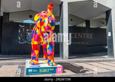 Événement Herd in the City à Southend on Sea, Essex, Royaume-Uni. L'une des nombreuses statues d'éléphants aux couleurs vives placées autour de la ville comme attraction touristique Banque D'Images