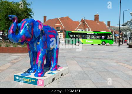 Événement Herd in the City à Southend on Sea, Essex, Royaume-Uni. L'une des nombreuses statues d'éléphants aux couleurs vives placées autour de la ville comme attraction touristique Banque D'Images