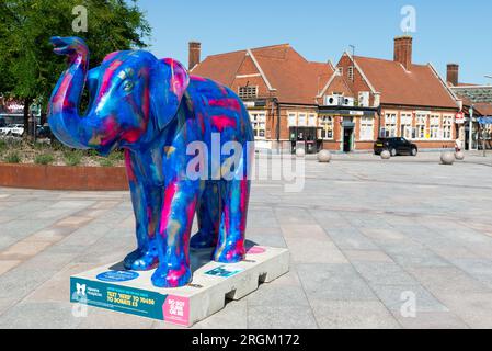 Événement Herd in the City à Southend on Sea, Essex, Royaume-Uni. L'une des nombreuses statues d'éléphants aux couleurs vives placées autour de la ville comme attraction touristique Banque D'Images