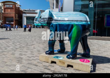 Événement Herd in the City à Southend on Sea, Essex, Royaume-Uni. L'une des nombreuses statues d'éléphants aux couleurs vives placées autour de la ville comme attraction touristique Banque D'Images