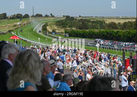 Brighton UK 10 août 2023 - les coureurs profitent d'une belle journée ensoleillée à Brighton races Ladies Day pendant le Star Sports 3 jours Festival of Racing : Credit Simon Dack / Alamy Live News Banque D'Images