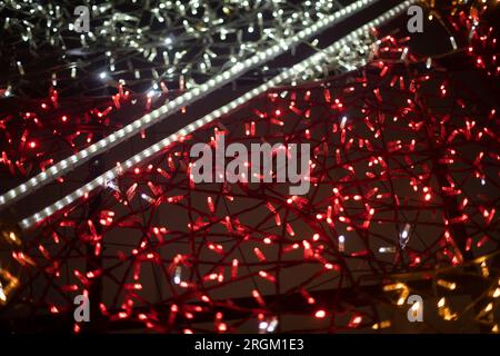 Guirlandes rouges et jaunes petits bulbes. LED sombres. Décoration dans les détails. Banque D'Images