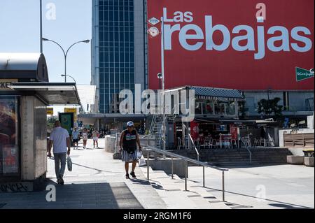 Madrid, Espagne. 6 août 2023. Les piétons et les acheteurs sont vus à l'extérieur du plus grand magasin espagnol El Corte Ingles comme une grande saison des soldes d'été (Rebajas en espagnol) panneau d'affichage pend en arrière-plan en Espagne. (Image de crédit : © Xavi Lopez/SOPA Images via ZUMA Press Wire) USAGE ÉDITORIAL SEULEMENT! Non destiné à UN USAGE commercial ! Banque D'Images