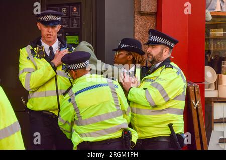 Londres, Royaume-Uni. 09 août 2023. Des policiers détiennent un jeune homme sur Oxford Street. Un article sur les réseaux sociaux aurait organisé un vol à l'étalage de masse dans la rue commerçante animée du centre de Londres, avec des arrestations et des affrontements entre la police et plusieurs jeunes à l'extérieur des magasins pendant la journée. (Photo de Vuk Valcic/SOPA Images/Sipa USA) crédit : SIPA USA/Alamy Live News Banque D'Images