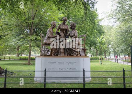 NEW-YORK, USA-7 AOÛT 2023 : sculpture du monument des pionniers des droits des femmes par Meredith Bergmann (à Sojourner Truth, Susan B. Anthony et Elizabeth Cady Banque D'Images