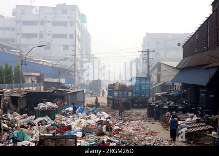 Dhaka, Bangladesh. 10 août 2023. En raison de la fumée provenant des laminoirs d'acier de Shyampur, Dhaka, l'environnement est mortellement pollué. Cette fumée recouvre les zones environnantes comme un brouillard dense. Parfois, la lumière du soleil n'est pas visible pendant la journée. (Image de crédit : © Syed Mahabubul Kader/ZUMA Press Wire) USAGE ÉDITORIAL SEULEMENT! Non destiné à UN USAGE commercial ! Banque D'Images