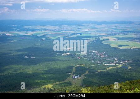 Vue panoramique depuis le haut de Štrbské Pleso, un lac et un village de villégiature dans les montagnes Tatras en Slovaquie. Banque D'Images