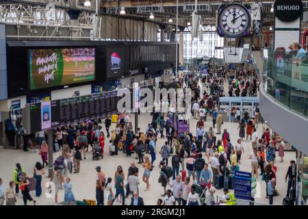 Waterloo, Londres, Royaume-Uni. 10 août 2023. Une journée bien remplie à Waterloo Station à Londres aujourd'hui. Un horaire réduit était en vigueur aujourd'hui sur South Western Railway en raison de l'action syndicale des membres de l'ASLEF interdiction des heures supplémentaires. Les trains à destination de Londres depuis Windsor ne circulaient qu'une fois par heure. Il a été annoncé que la majorité des guichets des gares ferrées devaient fermer. Crédit : Maureen McLean/Alamy Live News Banque D'Images