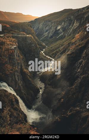 Un superbe cliché de Vøringsfossen dans l'ouest de la Norvège. Vous pouvez voir Vøringsfossen lorsque vous conduisez sur Hardangervidda. Banque D'Images