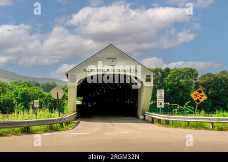 L'entrée du plus long pont couvert des États-Unis est vue de Cornish, New Hampshire, en regardant vers Windsor, Vermont Banque D'Images