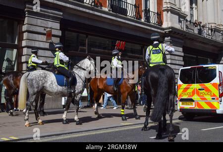 Londres, Royaume-Uni. 9 août 2023. Des policiers à cheval patrouillent Oxford Street alors que la police descend dans la rue commerçante animée après qu'un billet sur les réseaux sociaux aurait organisé un grand vol à l'étalage. Banque D'Images