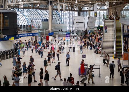 Waterloo, Londres, Royaume-Uni. 10 août 2023. Une journée bien remplie à Waterloo Station à Londres aujourd'hui. Un horaire réduit était en vigueur aujourd'hui sur South Western Railway en raison de l'action syndicale des membres de l'ASLEF interdiction des heures supplémentaires. Les trains à destination de Londres depuis Windsor ne circulaient qu'une fois par heure. Il a été annoncé que la majorité des guichets des gares ferrées devaient fermer. Crédit : Maureen McLean/Alamy Live News Banque D'Images