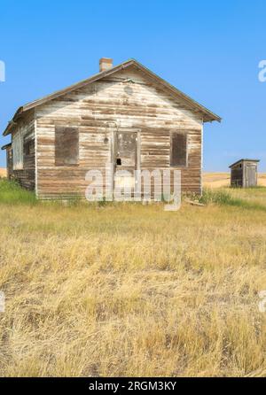 vieille école dans la prairie au-dessus des champs de blé près de fort benton, montana Banque D'Images