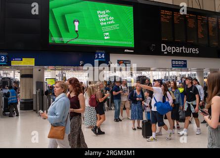 Waterloo, Londres, Royaume-Uni. 10 août 2023. Une journée bien remplie à Waterloo Station à Londres aujourd'hui. Un horaire réduit était en vigueur aujourd'hui sur South Western Railway en raison de l'action syndicale des membres de l'ASLEF interdiction des heures supplémentaires. Les trains à destination de Londres depuis Windsor ne circulaient qu'une fois par heure. Il a été annoncé que la majorité des guichets des gares ferrées devaient fermer. Crédit : Maureen McLean/Alamy Live News Banque D'Images