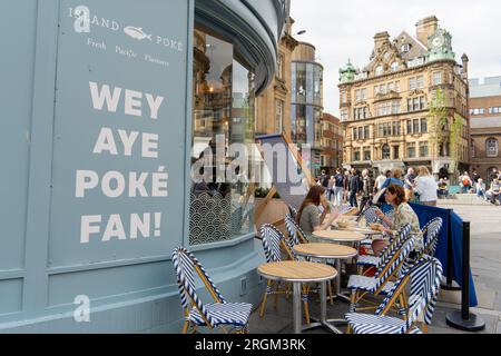 Un panneau à l'extérieur du café Island Poke dit : « Wey Aye Poke Fan ! » À Newcastle upon Tyne, Royaume-Uni Banque D'Images