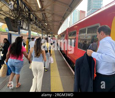 Vauxhall, Londres, Royaume-Uni. 10 août 2023. Passagers à la gare de Vauxhall à Londres aujourd'hui. Un horaire réduit était en vigueur aujourd'hui sur South Western Railway en raison de l'action syndicale des membres du syndicat ASLEF interdisant les heures supplémentaires. Les trains à destination de Londres depuis Windsor ne circulaient qu'une fois par heure. Il a été annoncé que la majorité des guichets des gares ferrées devaient fermer. Crédit : Maureen McLean/Alamy Live News Banque D'Images