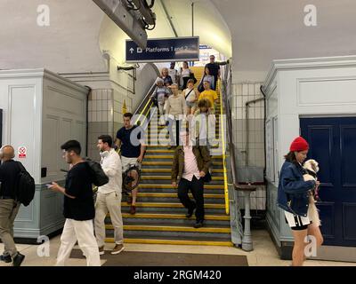 Vauxhall, Londres, Royaume-Uni. 10 août 2023. Passagers à la gare de Vauxhall à Londres aujourd'hui. Un horaire réduit était en vigueur aujourd'hui sur South Western Railway en raison de l'action syndicale des membres du syndicat ASLEF interdisant les heures supplémentaires. Les trains à destination de Londres depuis Windsor ne circulaient qu'une fois par heure. Il a été annoncé que la majorité des guichets des gares ferrées devaient fermer. Crédit : Maureen McLean/Alamy Live News Banque D'Images