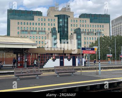 Vauxhall, Londres, Royaume-Uni. 10 août 2023. Passagers à la gare de Vauxhall à Londres aujourd'hui. Un horaire réduit était en vigueur aujourd'hui sur South Western Railway en raison de l'action syndicale des membres du syndicat ASLEF interdisant les heures supplémentaires. Les trains à destination de Londres depuis Windsor ne circulaient qu'une fois par heure. Il a été annoncé que la majorité des guichets des gares ferrées devaient fermer. Crédit : Maureen McLean/Alamy Live News Banque D'Images