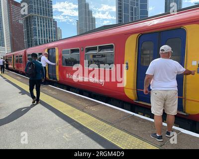 Vauxhall, Londres, Royaume-Uni. 10 août 2023. Passagers à la gare de Vauxhall à Londres aujourd'hui. Un horaire réduit était en vigueur aujourd'hui sur South Western Railway en raison de l'action syndicale des membres du syndicat ASLEF interdisant les heures supplémentaires. Les trains à destination de Londres depuis Windsor ne circulaient qu'une fois par heure. Il a été annoncé que la majorité des guichets des gares ferrées devaient fermer. Crédit : Maureen McLean/Alamy Live News Banque D'Images