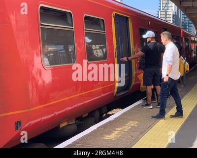 Vauxhall, Londres, Royaume-Uni. 10 août 2023. Passagers à la gare de Vauxhall à Londres aujourd'hui. Un horaire réduit était en vigueur aujourd'hui sur South Western Railway en raison de l'action syndicale des membres du syndicat ASLEF interdisant les heures supplémentaires. Les trains à destination de Londres depuis Windsor ne circulaient qu'une fois par heure. Il a été annoncé que la majorité des guichets des gares ferrées devaient fermer. Crédit : Maureen McLean/Alamy Live News Banque D'Images