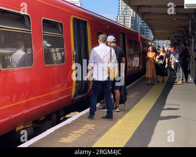 Vauxhall, Londres, Royaume-Uni. 10 août 2023. Passagers à la gare de Vauxhall à Londres aujourd'hui. Un horaire réduit était en vigueur aujourd'hui sur South Western Railway en raison de l'action syndicale des membres du syndicat ASLEF interdisant les heures supplémentaires. Les trains à destination de Londres depuis Windsor ne circulaient qu'une fois par heure. Il a été annoncé que la majorité des guichets des gares ferrées devaient fermer. Crédit : Maureen McLean/Alamy Live News Banque D'Images