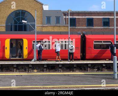 Vauxhall, Londres, Royaume-Uni. 10 août 2023. Passagers à la gare de Vauxhall à Londres aujourd'hui. Un horaire réduit était en vigueur aujourd'hui sur South Western Railway en raison de l'action syndicale des membres du syndicat ASLEF interdisant les heures supplémentaires. Les trains à destination de Londres depuis Windsor ne circulaient qu'une fois par heure. Il a été annoncé que la majorité des guichets des gares ferrées devaient fermer. Crédit : Maureen McLean/Alamy Live News Banque D'Images