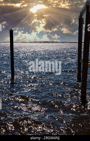 Le soleil commence à se coucher sur le golfe du Mexique dans la panhandle de destin, Floride. Banque D'Images