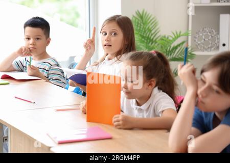 Petits élèves ayant des leçons en classe Banque D'Images