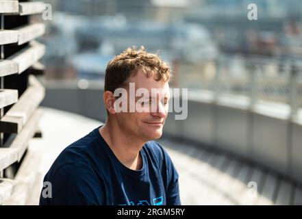 Portrait d'un homme blanc de 44 ans, les yeux fermés, Bruxelles, Belgique Banque D'Images