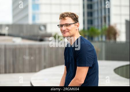 Portrait d'un homme blanc de 44 ans, tête et épaules, Bruxelles, Belgique Banque D'Images