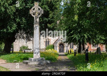 La War Memorial Wheel Cross à l'extérieur de St. Mary's Church dans le village de Kintbury, Berkshire, Angleterre, Royaume-Uni, pendant l'été Banque D'Images