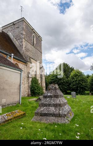 St. Mary's Church dans le village de Kintbury, Berkshire, Angleterre, Royaume-Uni, pendant l'été Banque D'Images