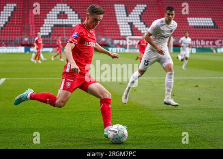 Eindhoven, pays-Bas. 10 août 2023. EINDHOVEN, PAYS-BAS - 10 AOÛT : Daan Rots du FC Twente court avec le ballon lors de la troisième manche de qualification - match de l'UEFA Europa Conference League entre le FC Twente et le Riga FC au Philips Stadion le 10 août 2023 à Eindhoven, pays-Bas (photo Joris Verwijst/Orange Pictures) crédit : orange pics BV/Alamy Live News Banque D'Images